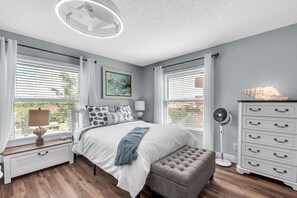 2 bedrooms, desk, iron/ironing board, free WiFi - ☀Beachfront Condo🌴Private Balcony🌞Incredible Sunsets Nightly🐬The Pointe #401 (Indian Shores)