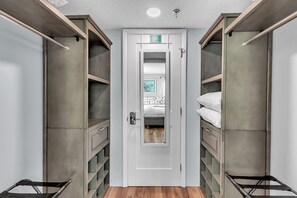 2 bedrooms, desk, iron/ironing board, free WiFi - ☀Beachfront Condo🌴Private Balcony🌞Incredible Sunsets Nightly🐬The Pointe #401 (Indian Shores)