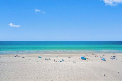 ☀Beachfront Condo🌴Private Balcony🌞Incredible Sunsets Nightly🐬The Pointe #401