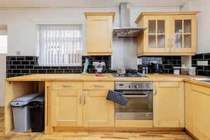 Private kitchen - Stylish 3-bedroom Home in Manchester- Ideal for Families, Groups & Contractors. (Manchester)