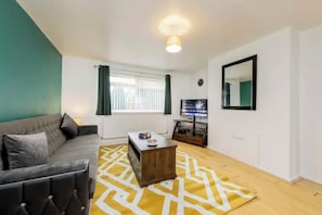 Smart TV - Stylish 3-bedroom Home in Manchester- Ideal for Families, Groups & Contractors. (Manchester)