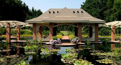 Upstay: Modern Studio Steps from Merrimack Park