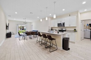 Fridge, microwave, oven, stovetop - Modern Casa-10 minutes from UCF (Oviedo)