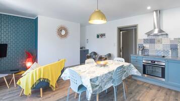 Casa de campo clásica, vista al jardín | Comedor