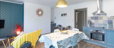 Casa de campo clásica, vista al jardín | Comedor