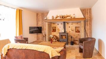 Deluxe Cottage, Garden View | Living area