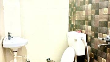 Deluxe Double Room | Bathroom | Shower, free toiletries, towels, soap