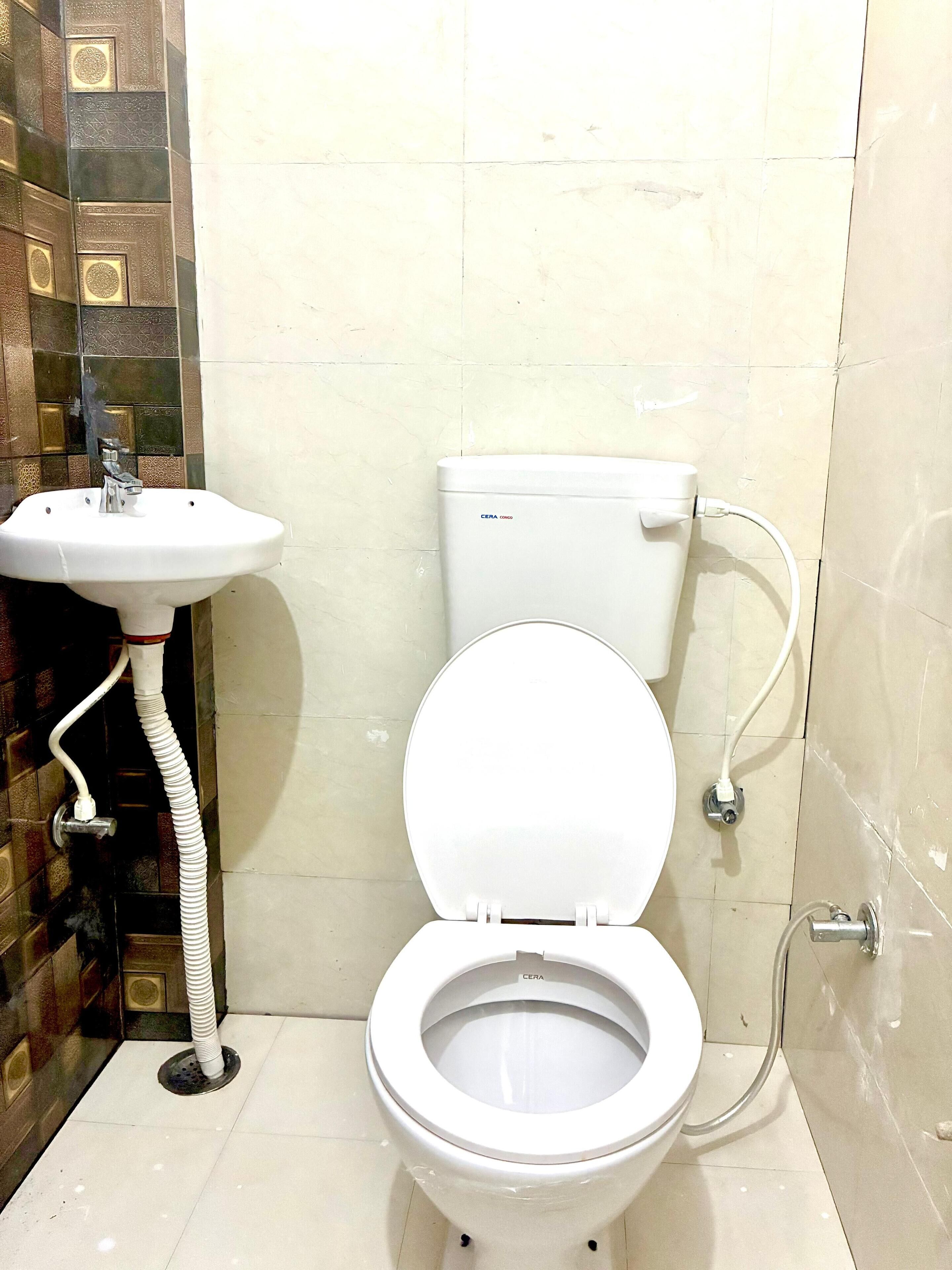 デラックス ダブルルーム | バスルーム | シャワー、バスアメニティ (無料)、タオル、石鹸