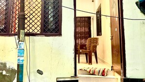 Anuncio de Kashi Vishweshwar Home Stay con datos de contacto y disponibilidad de habitaciones.