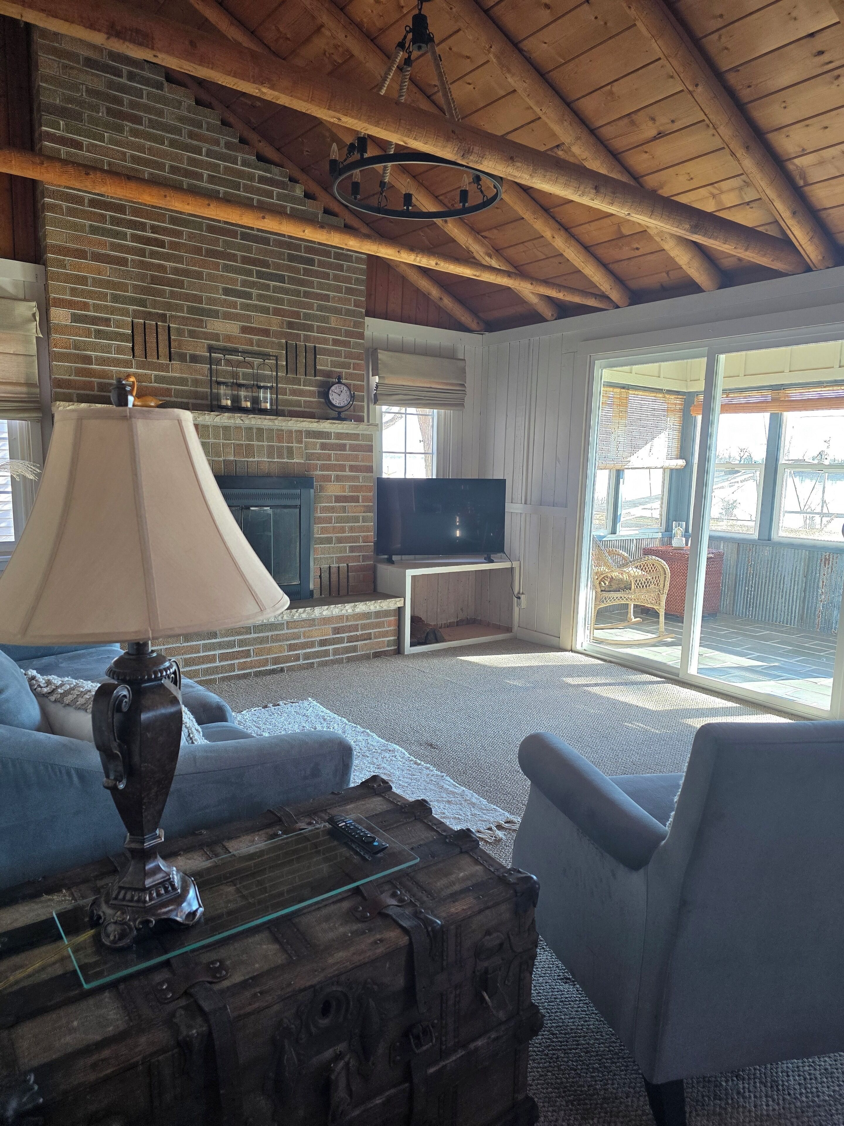 Cozy Lakefront Cabin On Fox Lake With Great Fishing, Bar, And Hot Tub! - 福克斯萊克