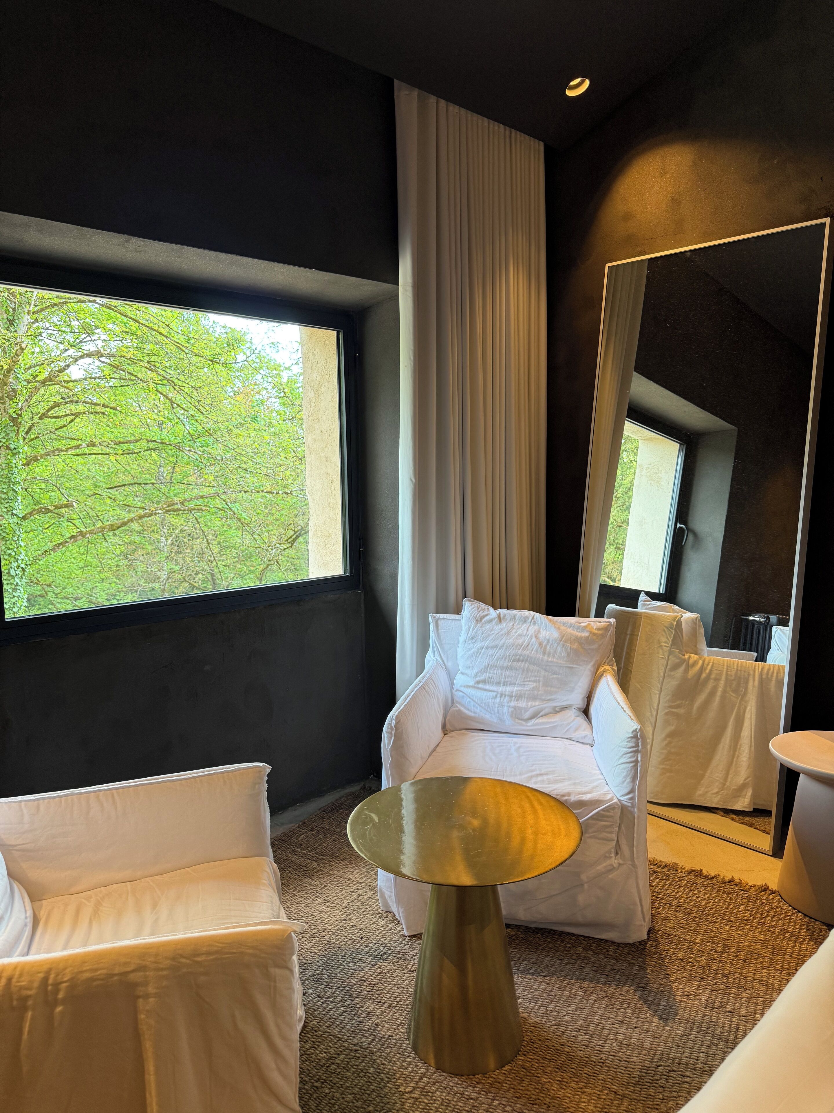 Iberis | Living area | 42-inch flat-screen TV with digital channels