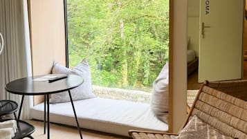 In-room safe, blackout drapes, free WiFi