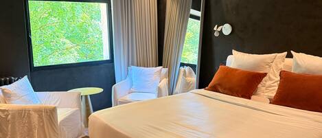 Safe på rommet, blendingsgardiner og wi-fi (inkludert)