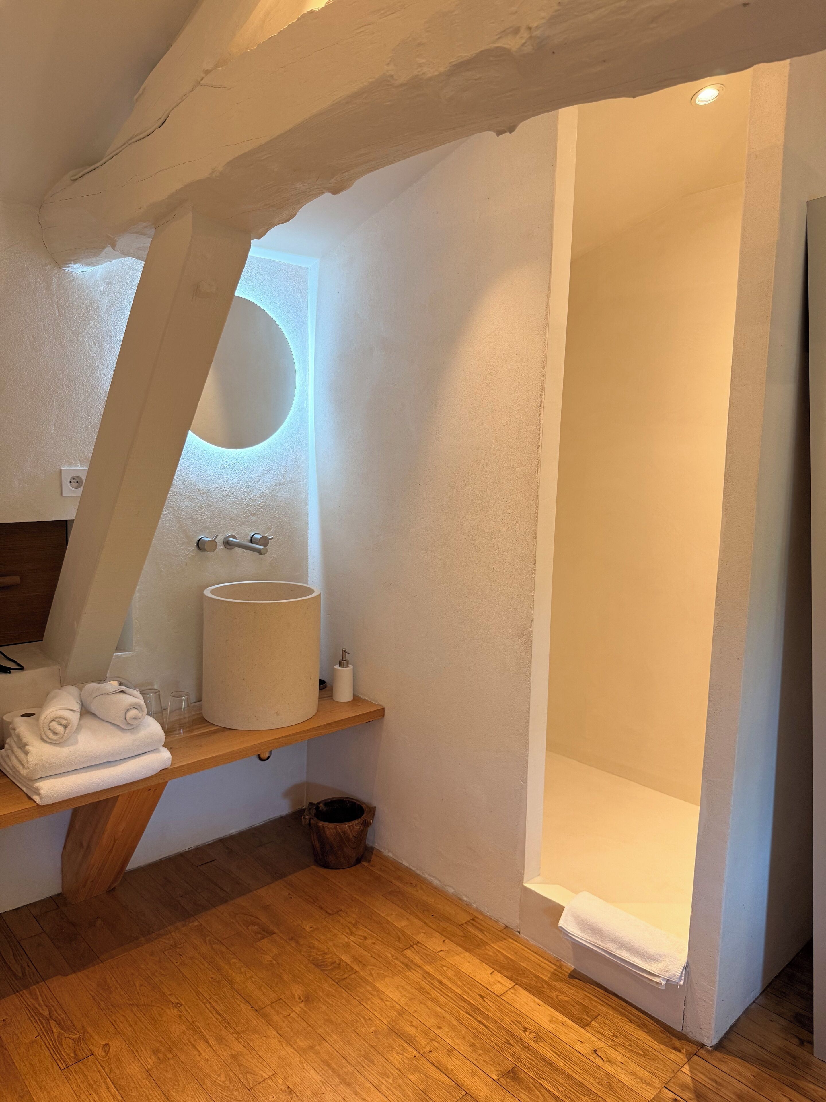 Une salle de bain moderne avec un meuble-lavabo en bois, un grand évier et une baignoire.