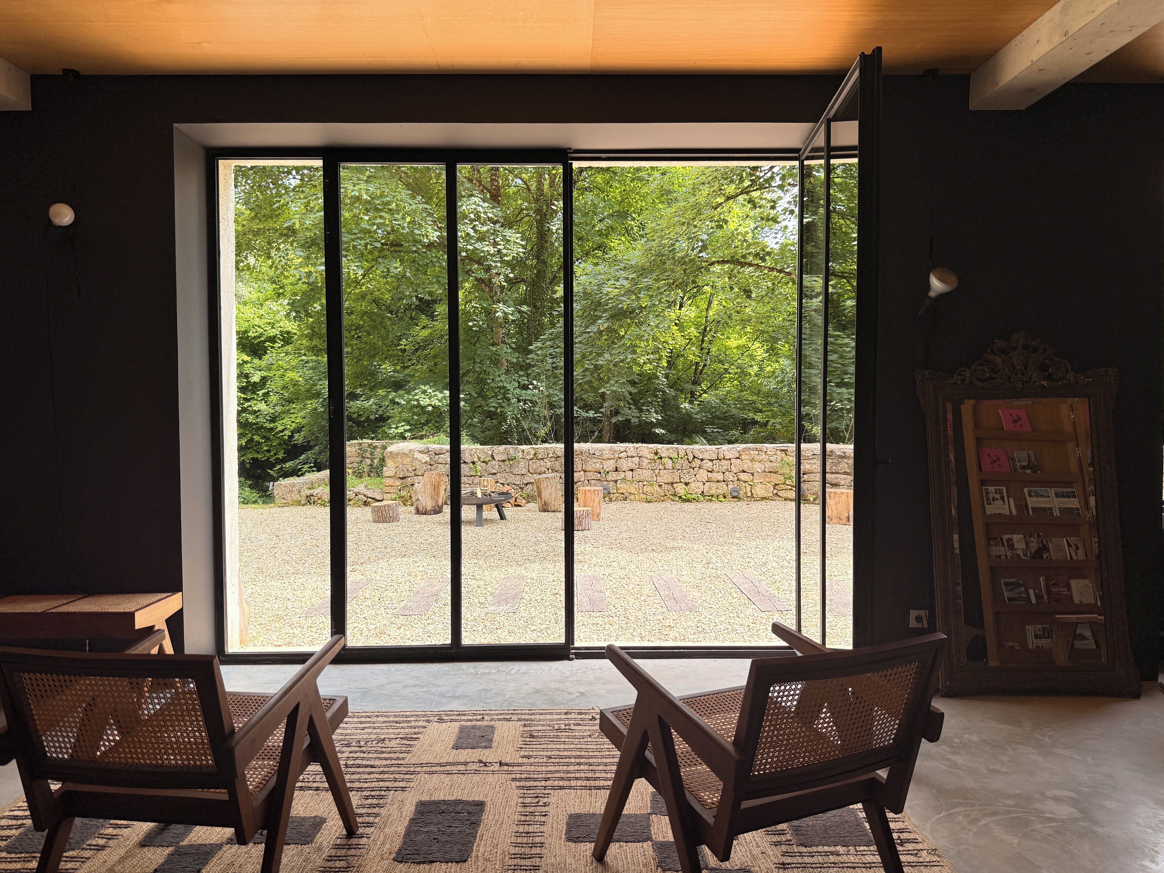 Télévision à écran plat de 42 pouces avec chaînes numériques