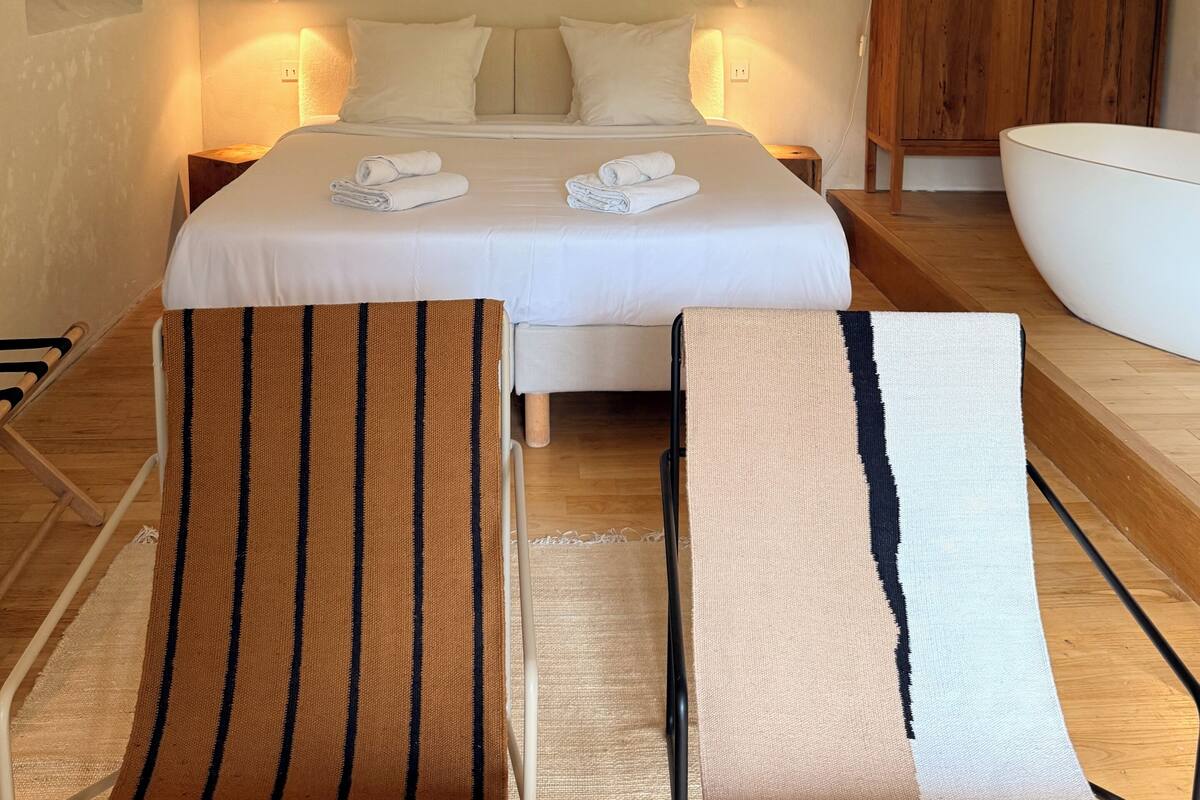 Capucine | In-room safe, blackout drapes, WiFi (free), individually decorated