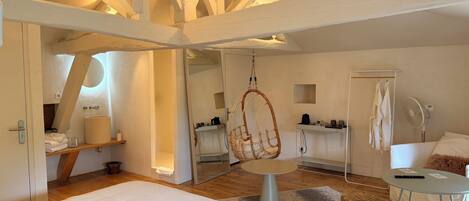 Cosmos | In-room safe, individually decorated, blackout drapes, free WiFi