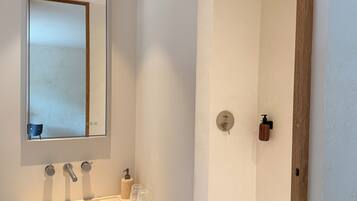 Bruser, gratis toiletartikler, hårtørrer, håndklæder