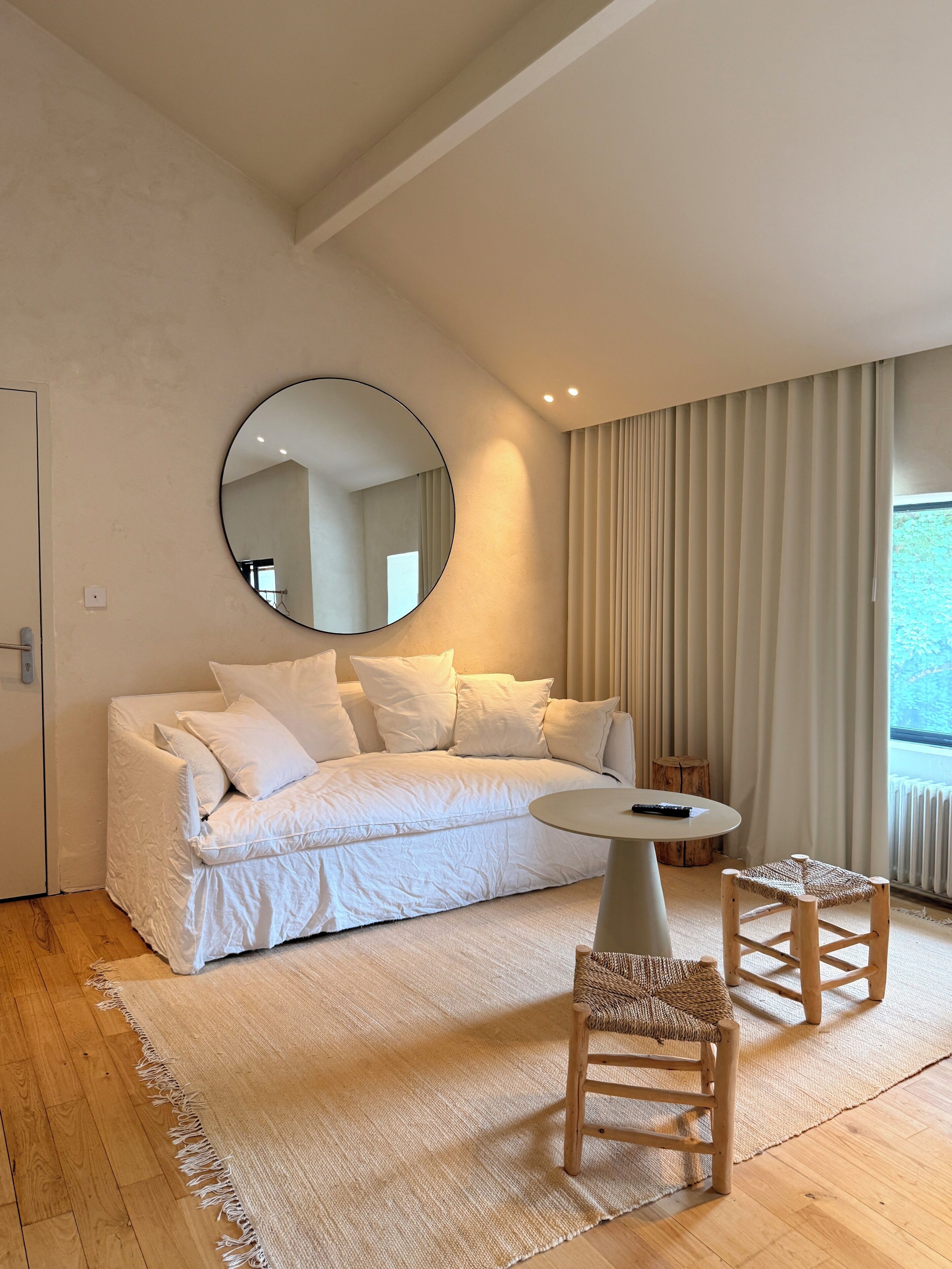 Capucine | Living area | 42-inch flat-screen TV with digital channels