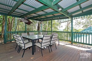 Outdoor dining - Tropical escape in central location/Entire house (Cornubia)