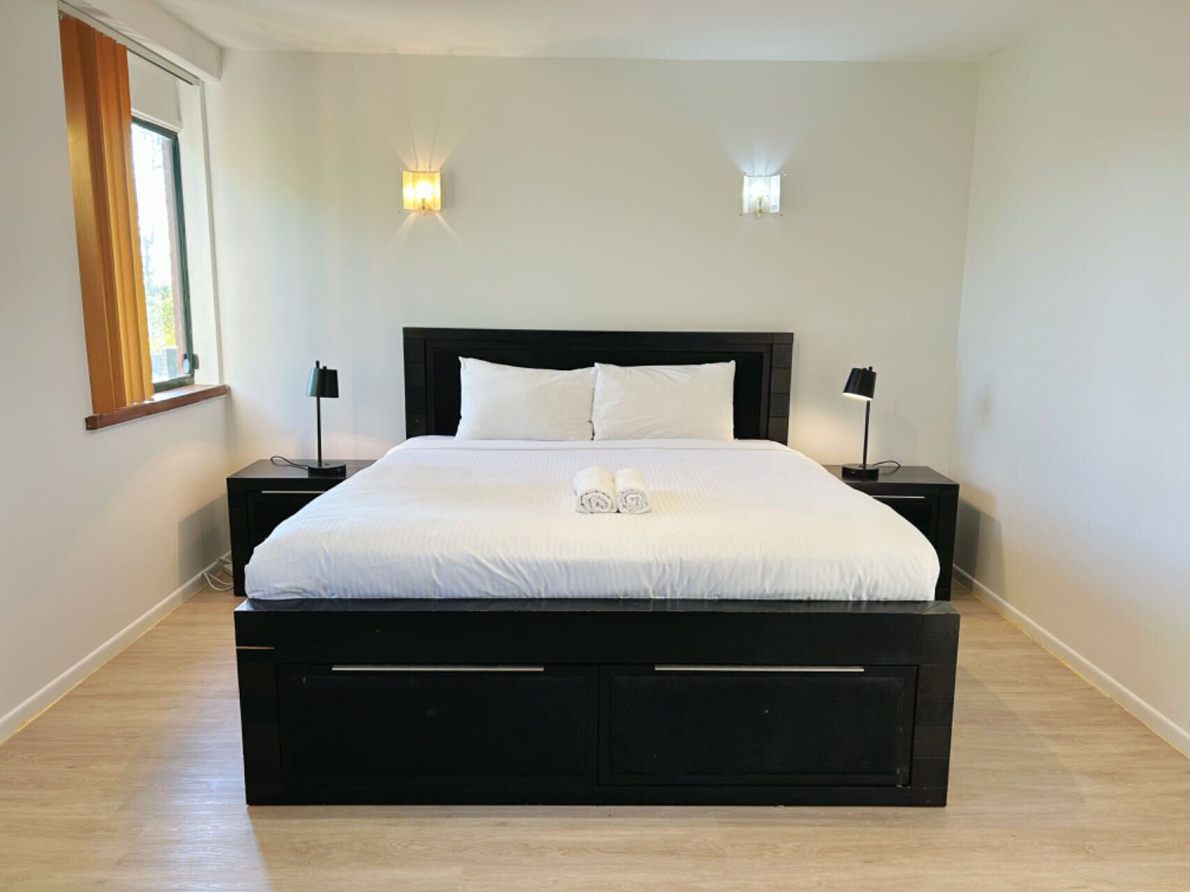 2 عدّة غرف نوم ومكواة/لوح كي وواي فاي وملاءات أسرّة