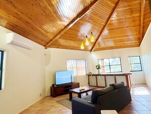 Living area - Tropical escape in central location/Entire house (Cornubia)