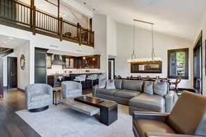 Condo, 3 habitaciones | Área de sala de estar | Smart TV