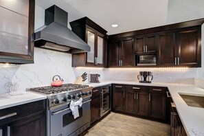 Condo, 3 habitaciones | Cocina privada | Refrigerador, horno, cafetera y tetera y tostadora