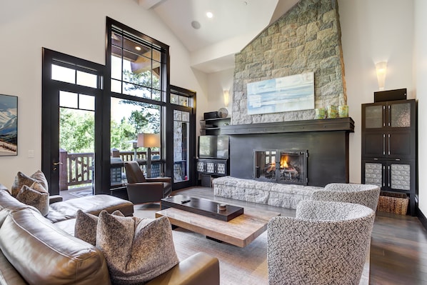 Condo, 3 habitaciones | Área de sala de estar | Smart TV