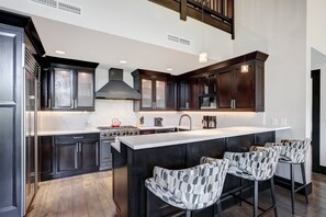 Condo, 3 habitaciones | Cocina privada | Refrigerador, horno, cafetera y tetera y tostadora