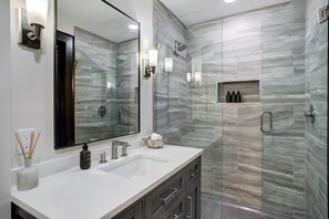 Condo, 3 Bedrooms | Bathroom | Towels, shampoo