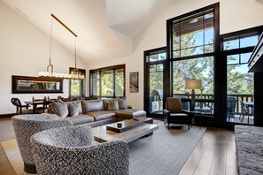 Condo, 3 habitaciones | Área de sala de estar | Smart TV