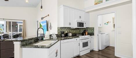 House, 3 Bedrooms | Private kitchen