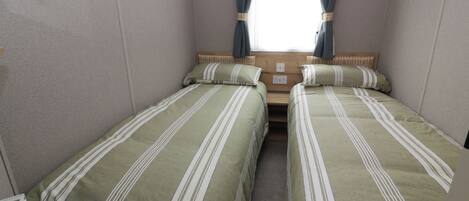 2 Schlafzimmer, individuell dekoriert, individuell eingerichtet