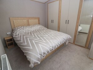 2 عدّة غرف نوم وبديكورات فريدة لكل غرفة وطراز فريد لكل وحدة