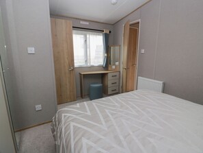 2 Schlafzimmer, individuell dekoriert, individuell eingerichtet