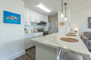 コンドミニアム 1 ベッドルーム | 専用キッチン | 冷蔵庫、オーブン、コーヒー / ティーメーカー、トースター