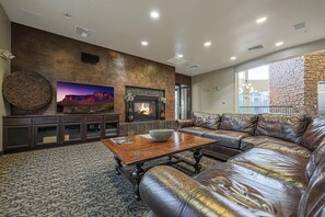 Condo, 2 habitaciones | Área de sala de estar | Smart TV 