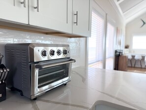 Frigorífico, microondas, placa de cocina y lavavajillas