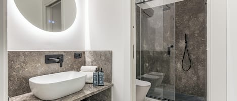 Basic-Apartment, 1 Queen-Bett und Schlafsofa, Balkon | Badezimmer