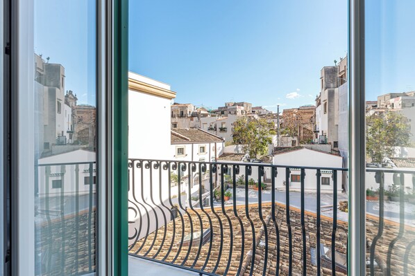 Apartemen Klasik, 1 Tempat Tidur Queen dengan tempat tidur Sofa, balkon | Balkon