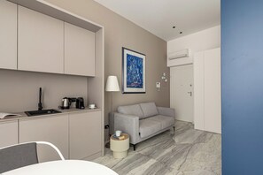 Apartemen Basic, 1 Tempat Tidur Queen dengan tempat tidur Sofa, balkon | Dapur pribadi | Lemari es, microwave, kompor, dan mesin espresso