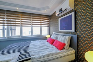 Condo superluxo, 1 cama Queen e sofá-cama, cozinha, vista para o mar | Cortinas blackout, quartos à prova de som, ferros/tábuas de passar roupa