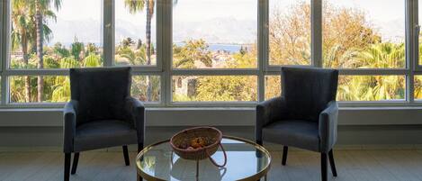 Luxe appartement, 1 queensize bed met slaapbank, keuken, uitzicht op zee | Uitzicht op het meer