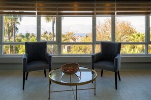 Luxury Condo, 1 Queen Bed with Sofa bed, Kitchen, Sea View | Lake view