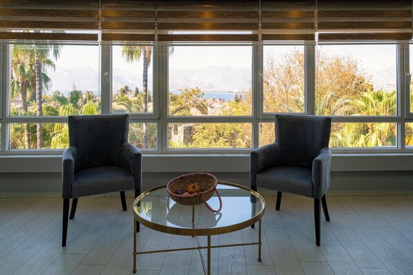 Condo superluxo, 1 cama Queen e sofá-cama, cozinha, vista para o mar | Vista para o lago