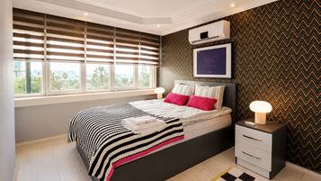 Luxury Condo, 1 Queen Bed with Sofa bed, Kitchen, Sea View