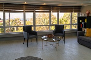 Condo superluxo, 1 cama Queen e sofá-cama, cozinha, vista para o mar | Vista para a cidade
