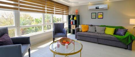 Luxury Condo, 1 Queen Bed with Sofa bed, Kitchen, Sea View | Living area