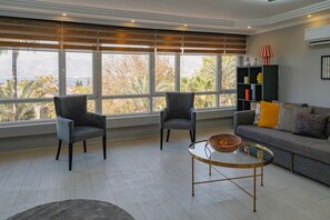 Condo superluxo, 1 cama Queen e sofá-cama, cozinha, vista para o mar | Área de estar